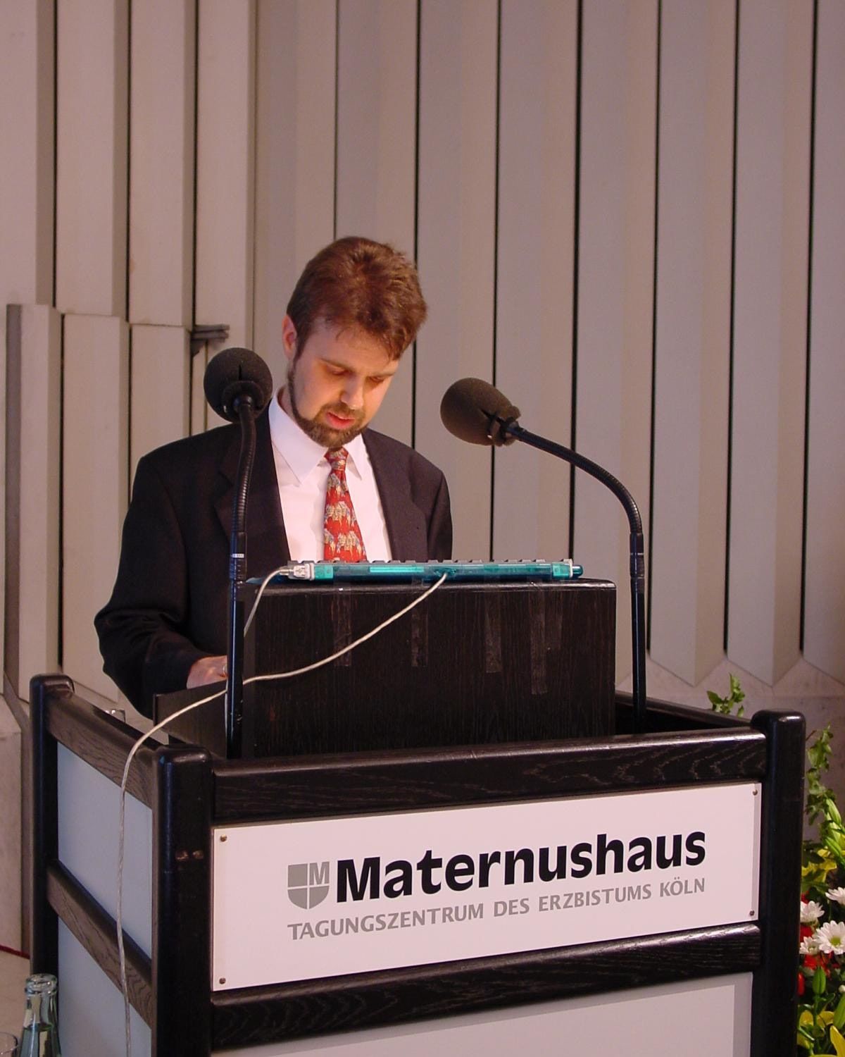 Bernhard Luthe am Rednerpult im Maternushaus, dem Tagungszentrum des Erzbistums Köln